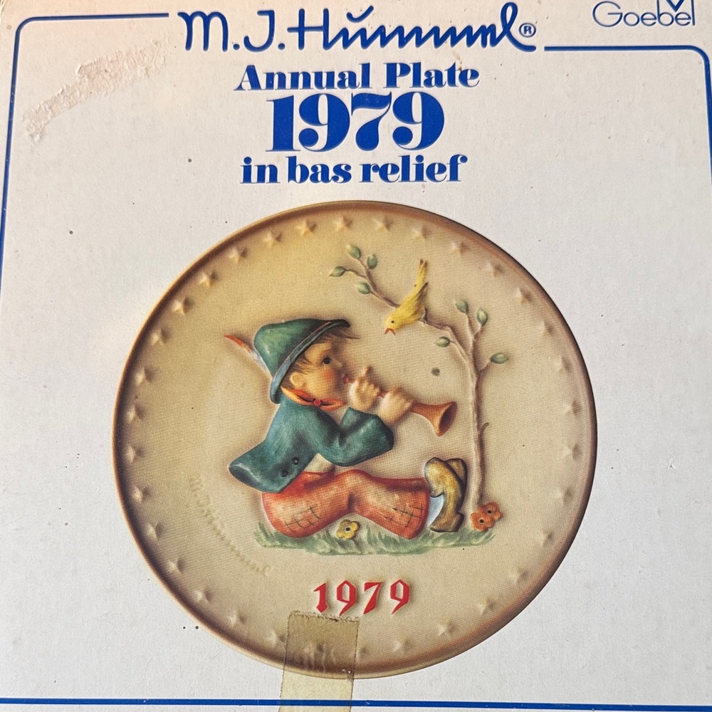 Hummel 1979 Annual Plate with Green and Red Details